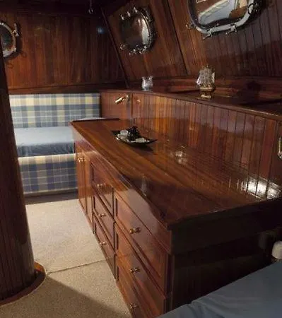 Odysseus A Cruises 船屋 *
